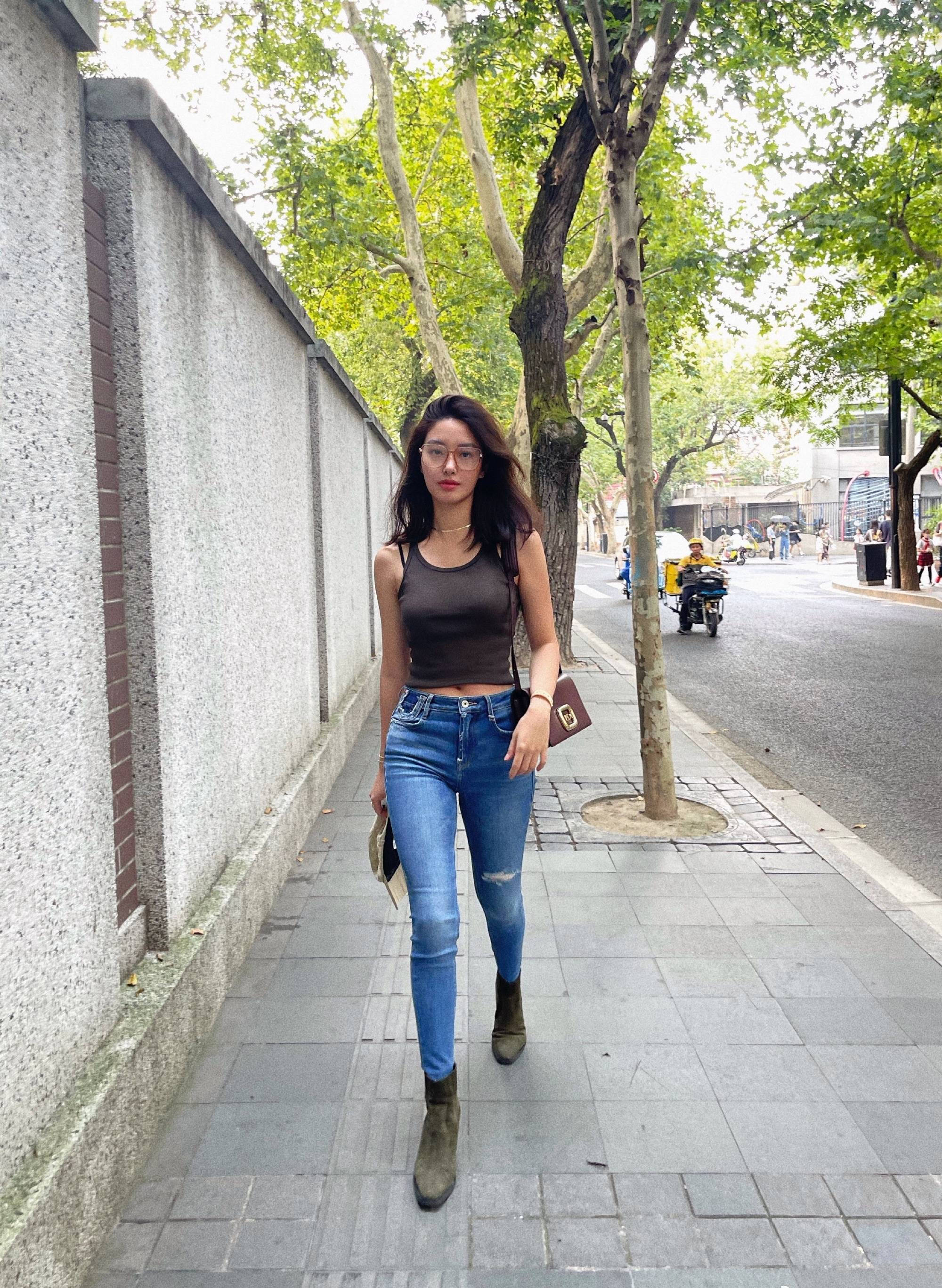 杨采钰背心配牛仔裤大秀身材 初秋出街魅力满分