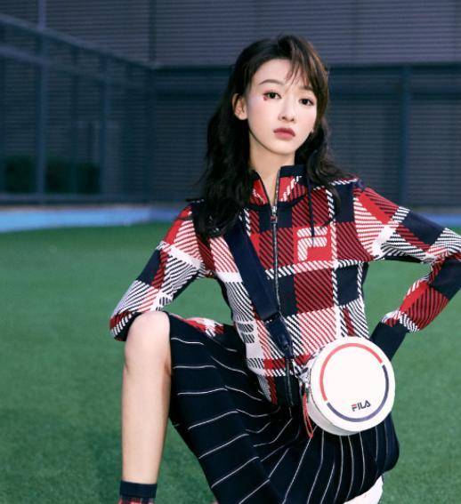 吴敬言|吴谨言穿短裙，终于不再“骨架腿”，长胖后美多了