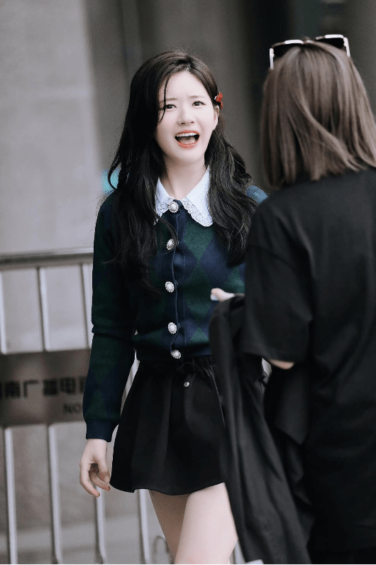 短裙|赵露思的甜度一直都挺“超标”，穿奶奶衫配短裙，笑容甜美超可爱