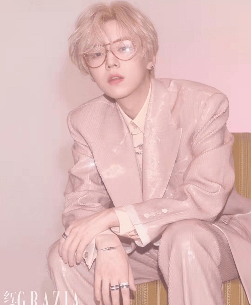 粉色|31岁鹿晗扮嫩无压力！穿粉西装染金发登周年刊享顶流待遇，超帅气