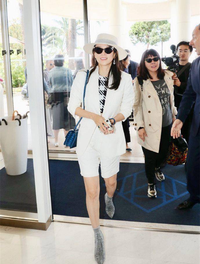 包袱|章子怡抛弃巨星包袱，穿运动装走机场超朴素，40岁素颜美得真高级