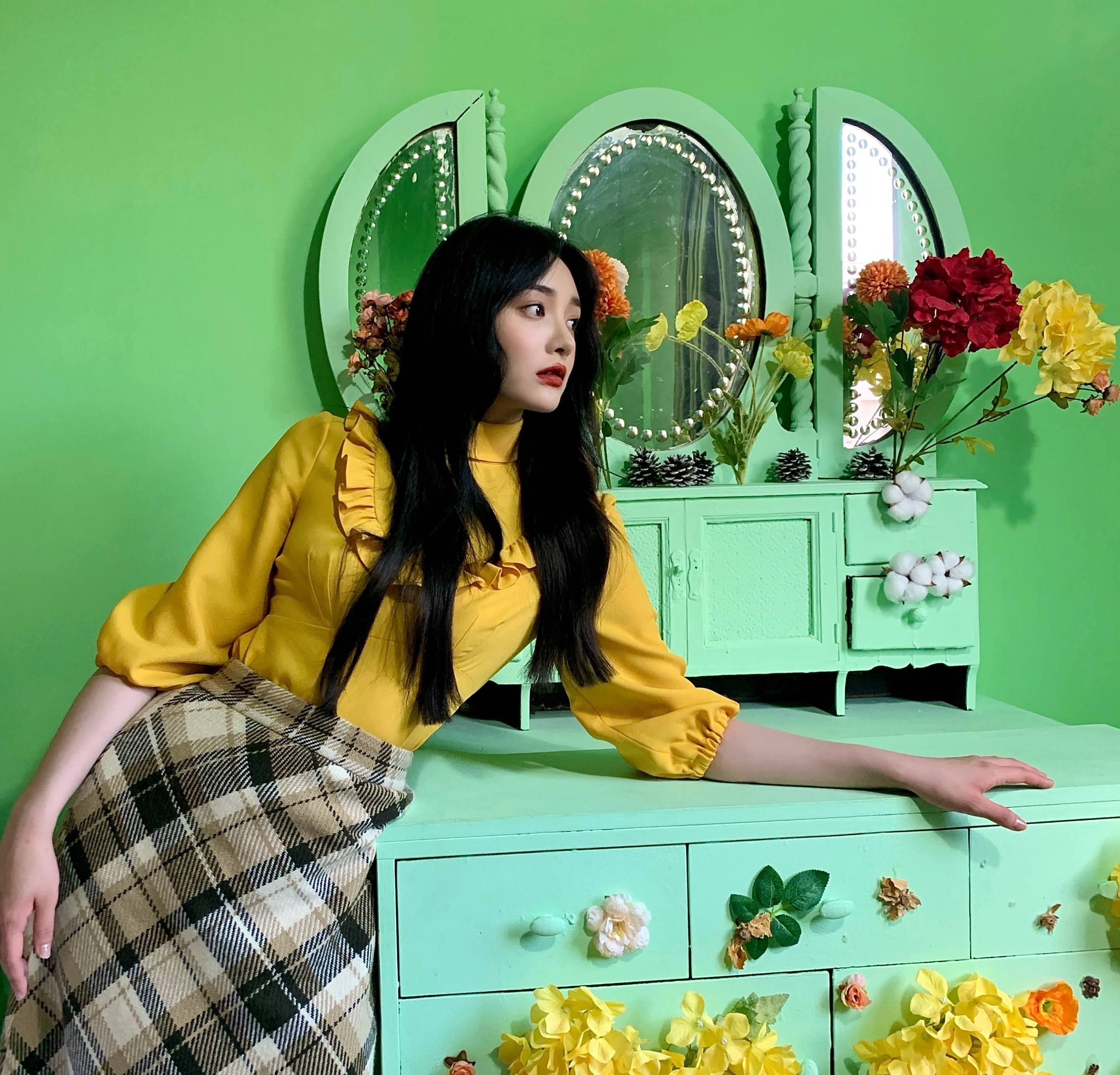 女神|22岁周洁琼文艺女神范,元气橘上衣+侧开边裤,休闲美腻度假风!