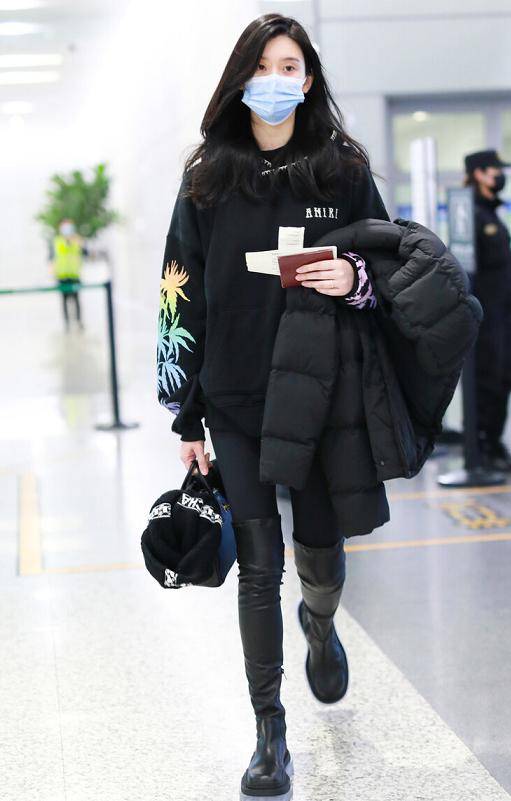 黑色|奚梦瑶又美出新高度，黑色卫衣配紧身裤随性大气，超模身材抢镜