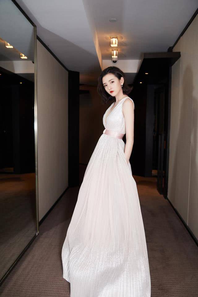 祖儿|宋祖儿羽毛纱裙摇曳生姿，皮肤嫩出水，堪称“人间水蜜桃”