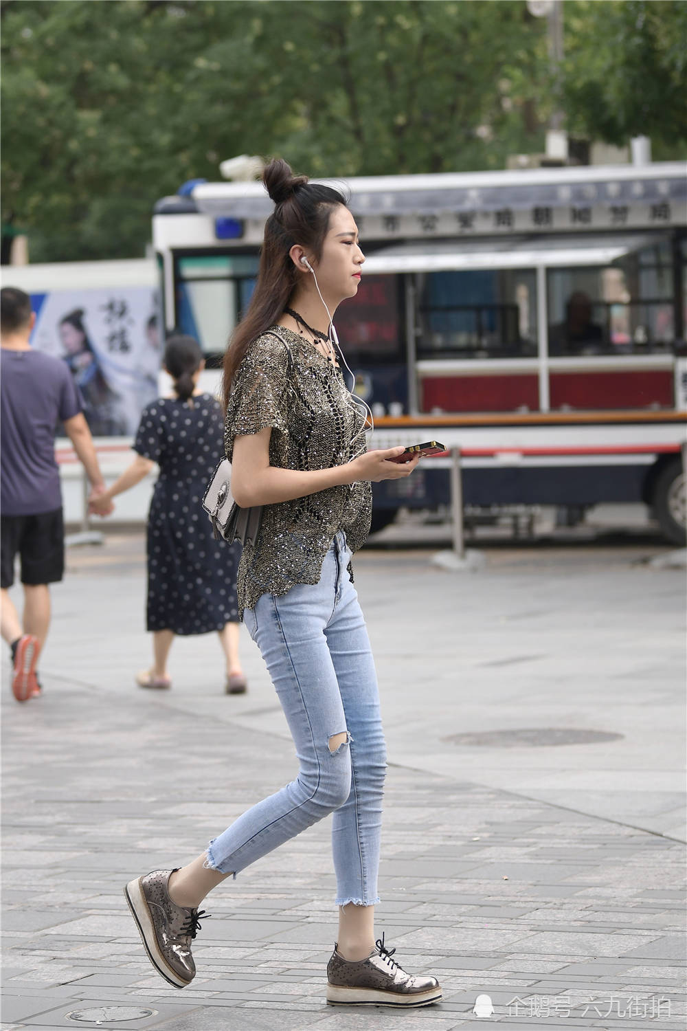 显得|九分紧身牛仔裤，苗条身材姑娘，搭配平底鞋也很时尚
