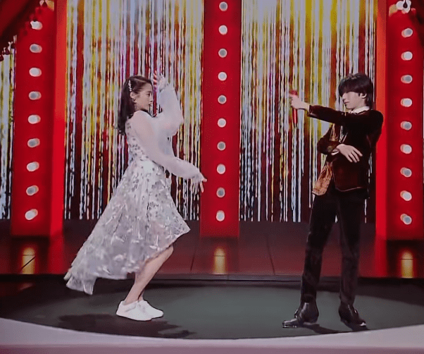 运动鞋|关晓彤首次和华晨宇跳舞，她脚上的白色运动鞋，是对哥哥的尊重