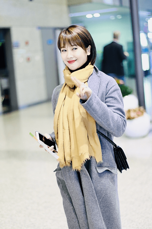 刘海|左小青的小肉脸真显嫩,冷白皮轻松驾驭灰色大衣,配刘海能卖萌了