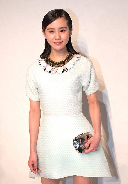 服装|刘诗诗真的好白啊，和陈妍希站在一起，穿的裙子真可爱