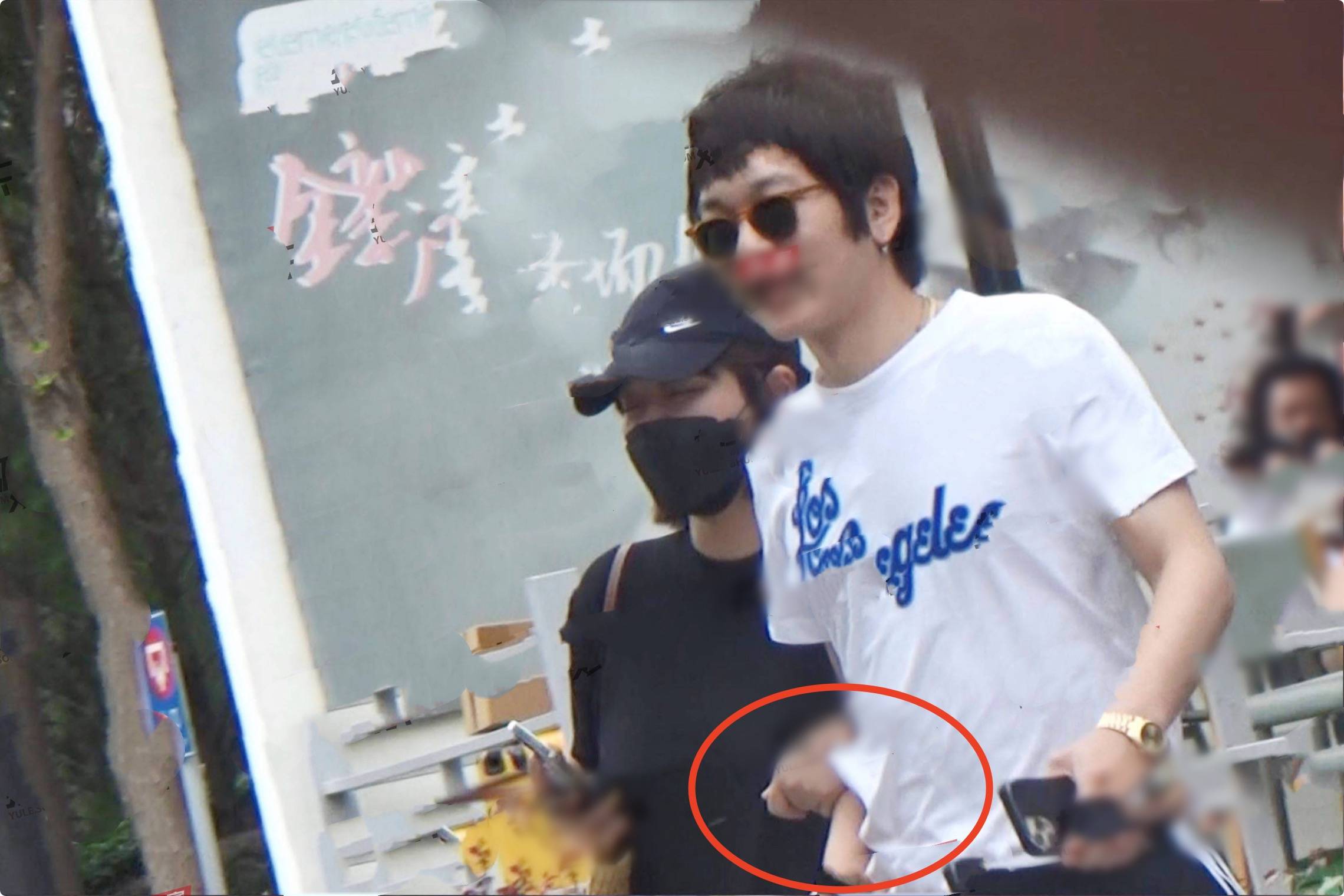 张哲轩|马思纯张哲轩再被拍，挽手出行像连体婴儿，开车回家似同居