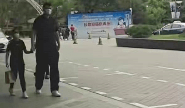 一身|姚明现身北大开第一枪！2米身高穿一身黑，其他人变小矮人太可爱