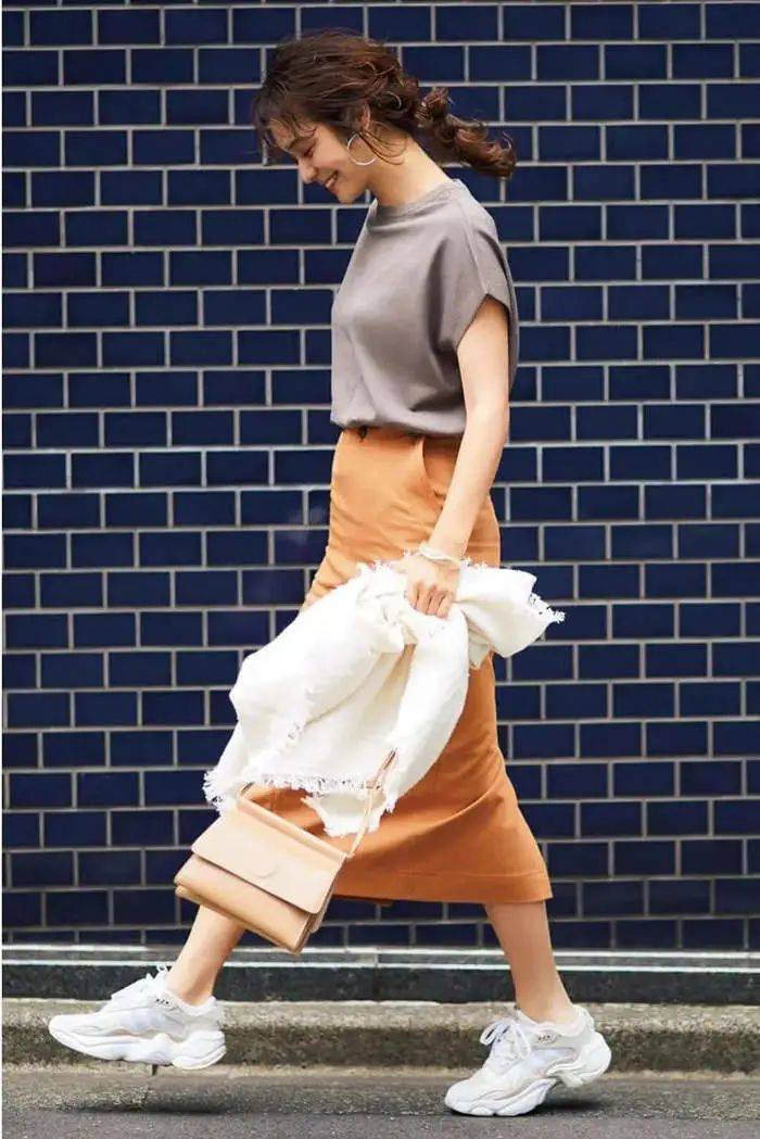 小白|今夏“裙子+运动鞋”这样穿,就是美得不一样!