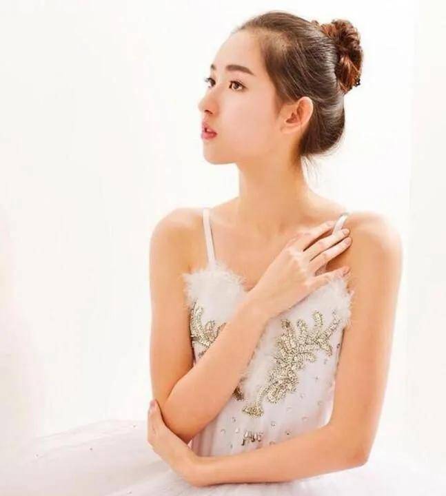 原创杨玏恋情曝光与新生代女演员王玉雯比绯闻女友毛晓彤年轻漂亮