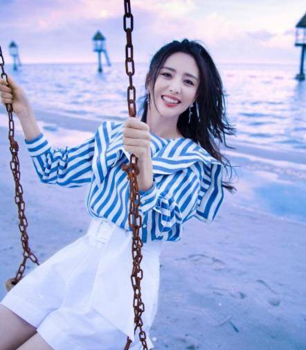 身材|38岁佟丽娅活成了少女模样，“裙装裤+条纹衬衫”，简单又清纯！