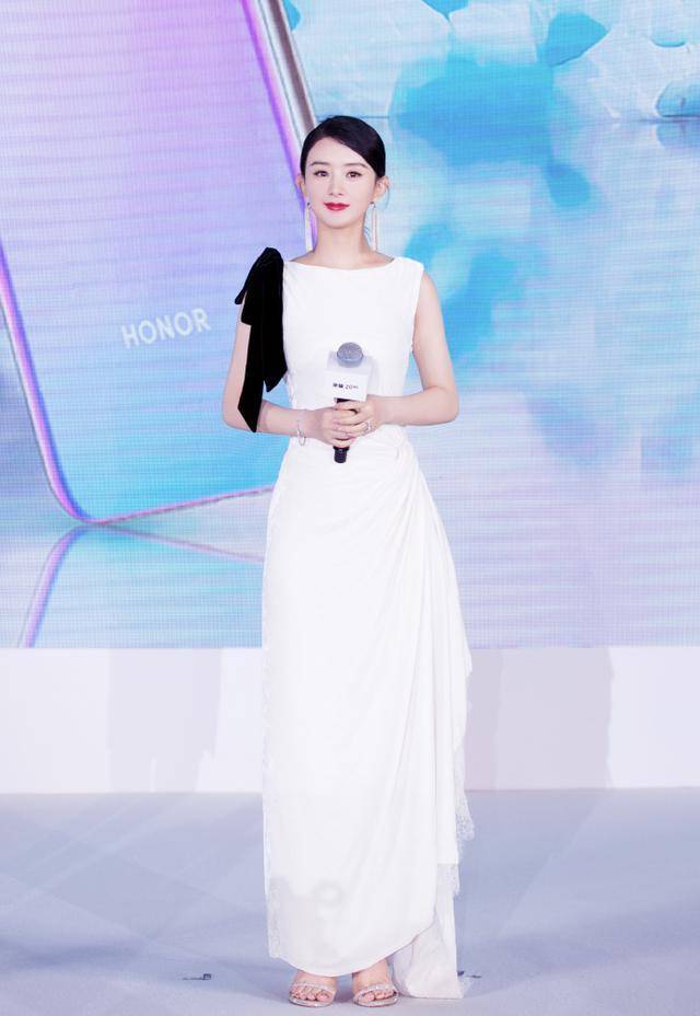 长发|赵丽颖白色连衣裙清新淡雅，蓄起长发更温柔了，33岁更知性了