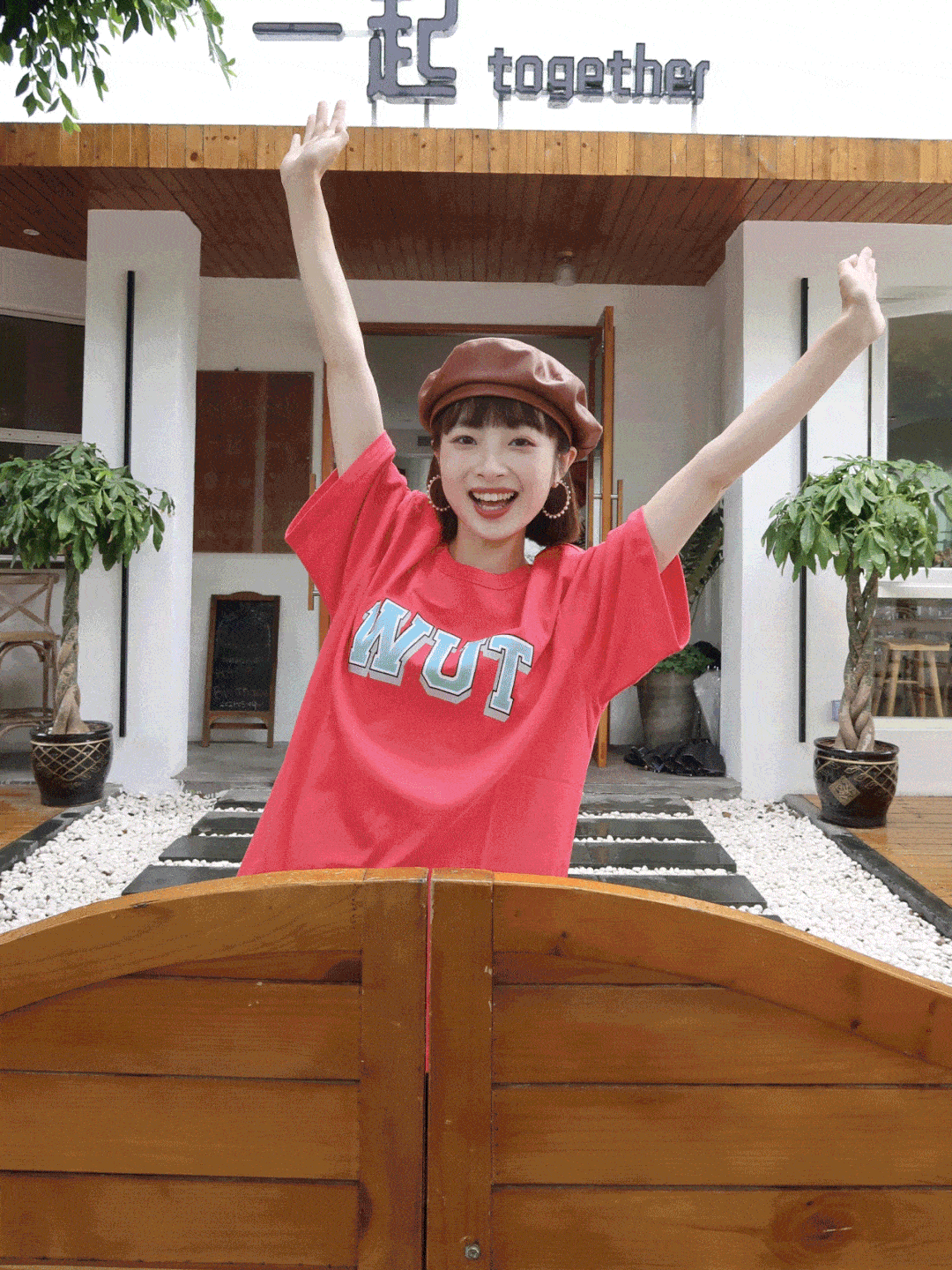 小个子|今夏忘了高跟鞋吧！小个子女生穿“连衣裙＋平底鞋”，上身好看到报警！