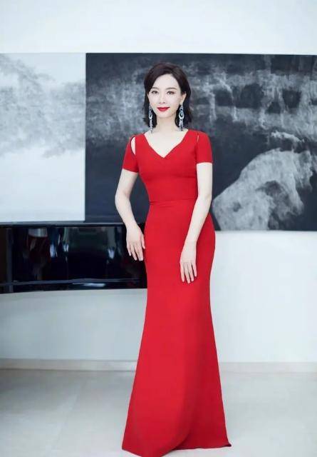 设计|43岁陈数才是“妖精”，穿粉色丝绸裙优雅高级，不扮嫩也美成焦点