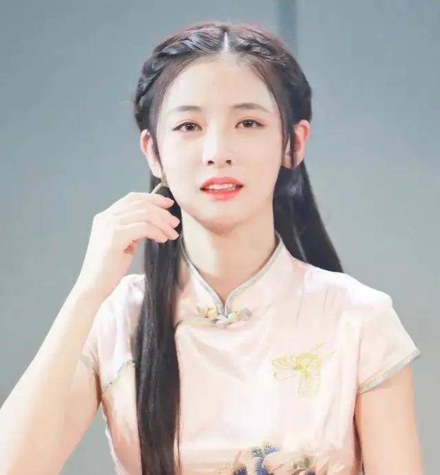 显得|当女星穿上旗袍，虞书欣很俏皮，赵粤很甜美，许佳琪：拜见大小姐