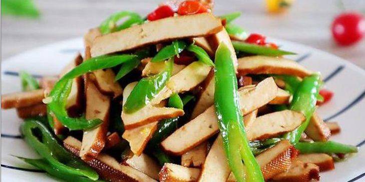 准备食材:青线辣椒,香干,大蒜,小米辣准备调料:生抽,耗油,食盐,鸡精