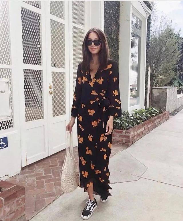 帆布鞋|“裙子＋帆布鞋”才是春夏王炸cp，学会这样穿，舒适、时髦又好看