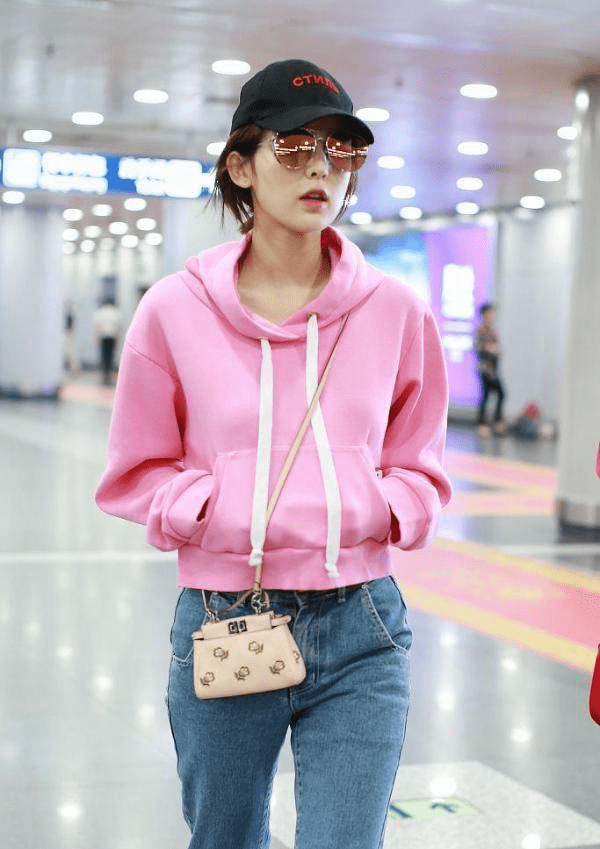 卫衣|左小青强行扮嫩，绑麻花辫配粉卫衣却跑出“大妈味”，全靠气质撑