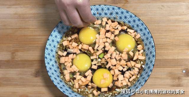 葱花|红薯最好吃新做法,加4个鸡蛋,做法超简单,比红薯饼都香