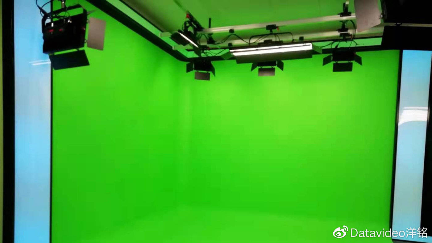 1,把之前以滚轴幕布作为节目实景拍摄背景的方式变成了用虚拟演播室的