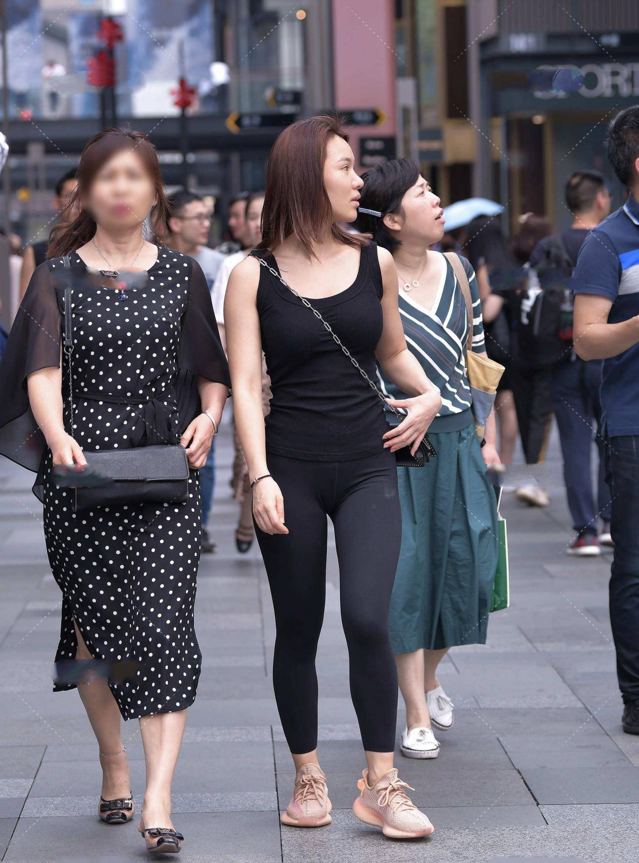 都是偏|黑色背心搭配健美裤，又潮又酷，帅气十足