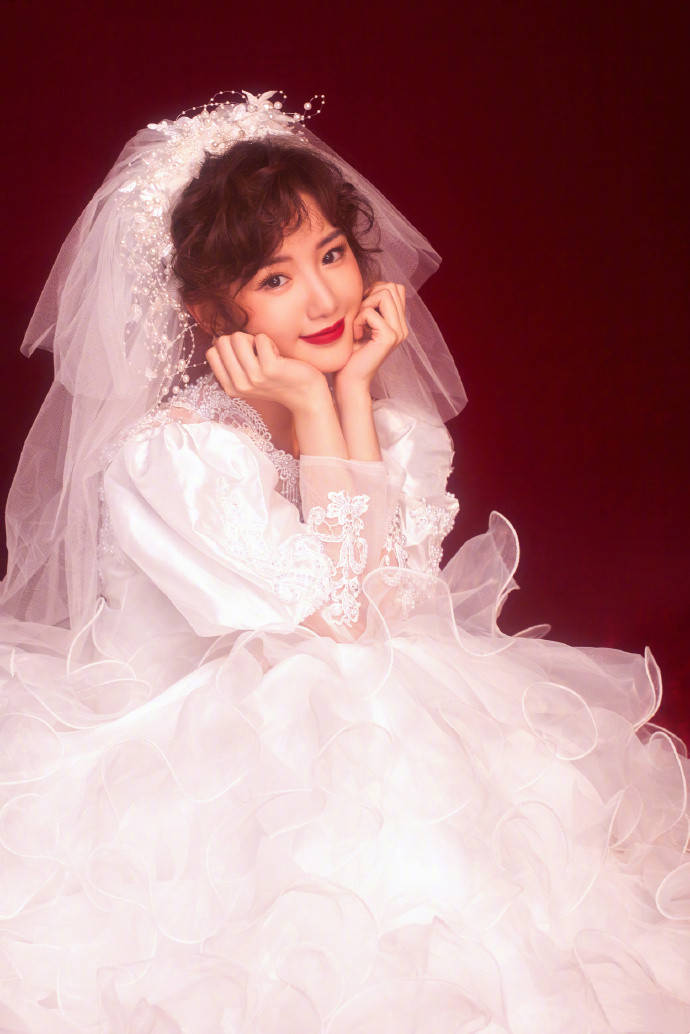 美人|毛晓彤穿复古婚纱美出圈，被夸像“挂历美人”，体面告别乔三丽