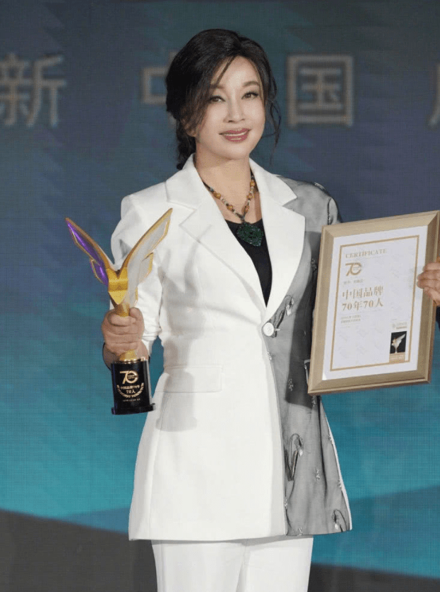 翡翠|刘晓庆才不服老,黑西装上拼一半碎花意外时髦,却被超大翡翠抢镜