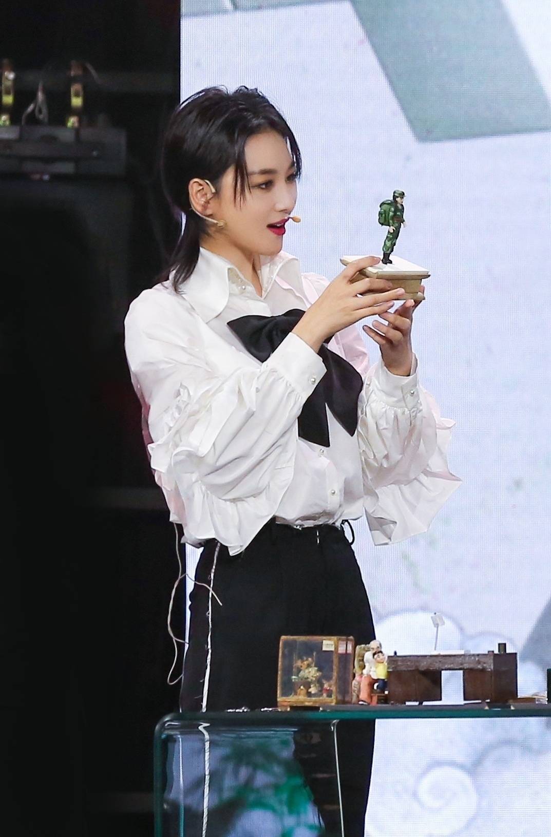 高跟鞋|张馨予的混搭风我看不懂,高跟鞋搭配渔网袜,一般人学不来!