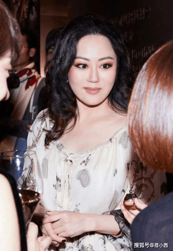 贵妇|章小蕙就算低调也满身尤物气场,穿印花裙配长卷发,妥妥的贵妇感