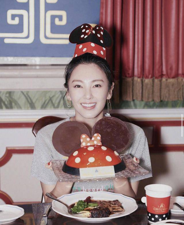张雨绮|张雨绮去迪士尼玩，穿灰色T恤配短裤好嫩啊，说她是高中生我也信