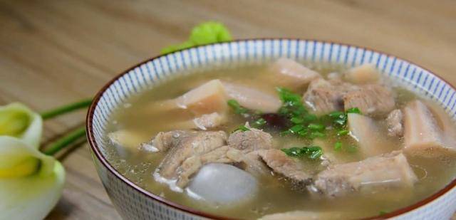 莲藕排骨汤怎么炖最好喝视频 21453754fdb440169f84cc225507fbd1.jpeg