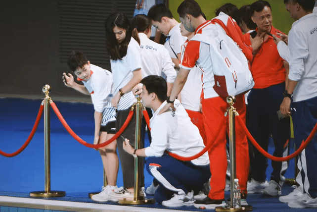 设计|14岁全红婵成跳水队团宠!穿运动装挂师姐身上撒娇,乖宝宝样超萌