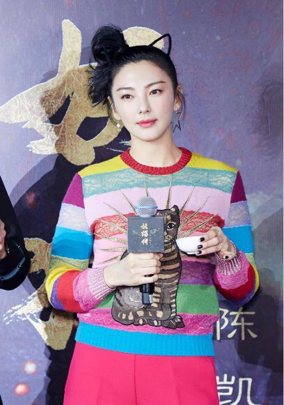 一身|张雨绮穿“彩虹色”抢镜,一身搭配粉粉嫩嫩,看不出真实年纪