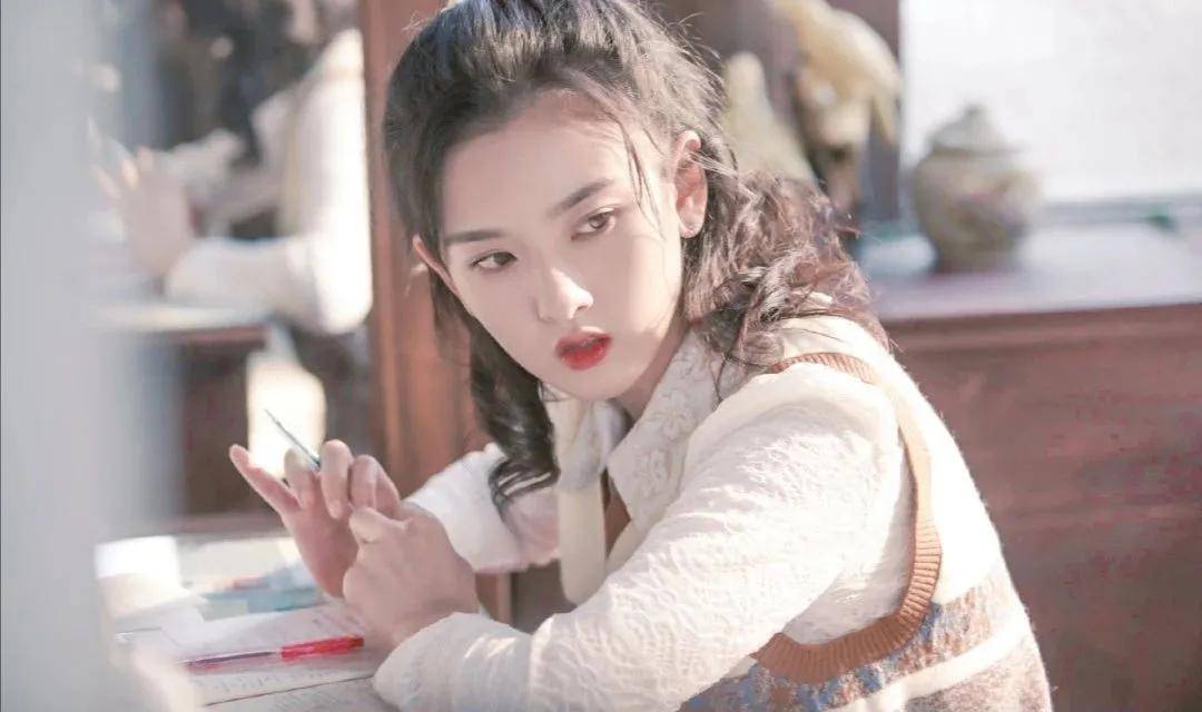 白女士|被称内娱95花颜霸的她，靠港风造型再次惊艳网友：太绝了！