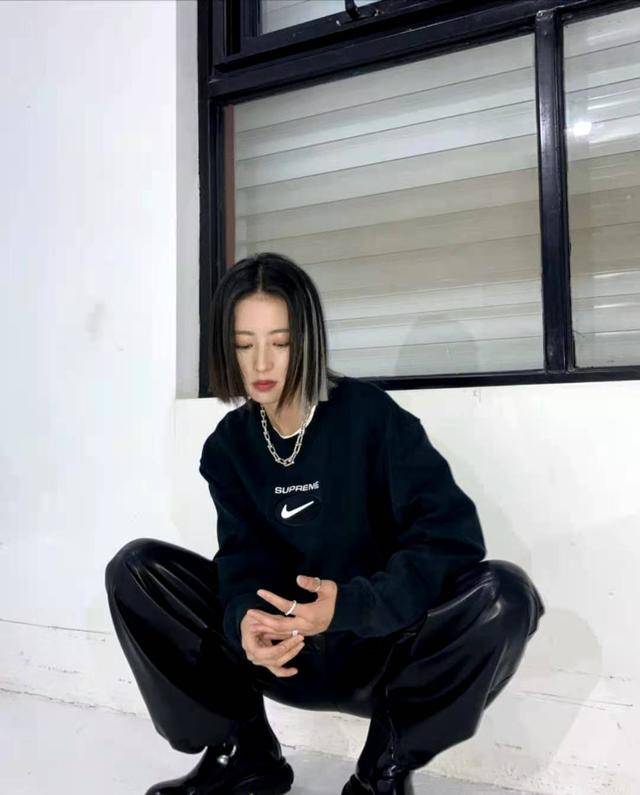 显得|周雨彤一袭白衣长裙，复古又纯粹，比“鹿方宁”更有女人味儿