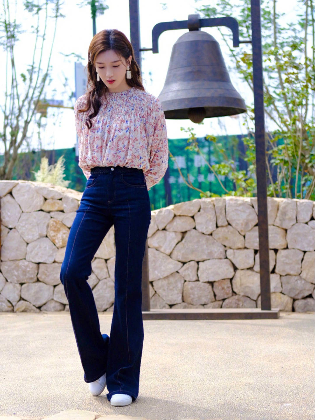 江疏影|秋季衬衫怎么穿时髦,学江疏影用它搭配缎面裙,温柔又气质