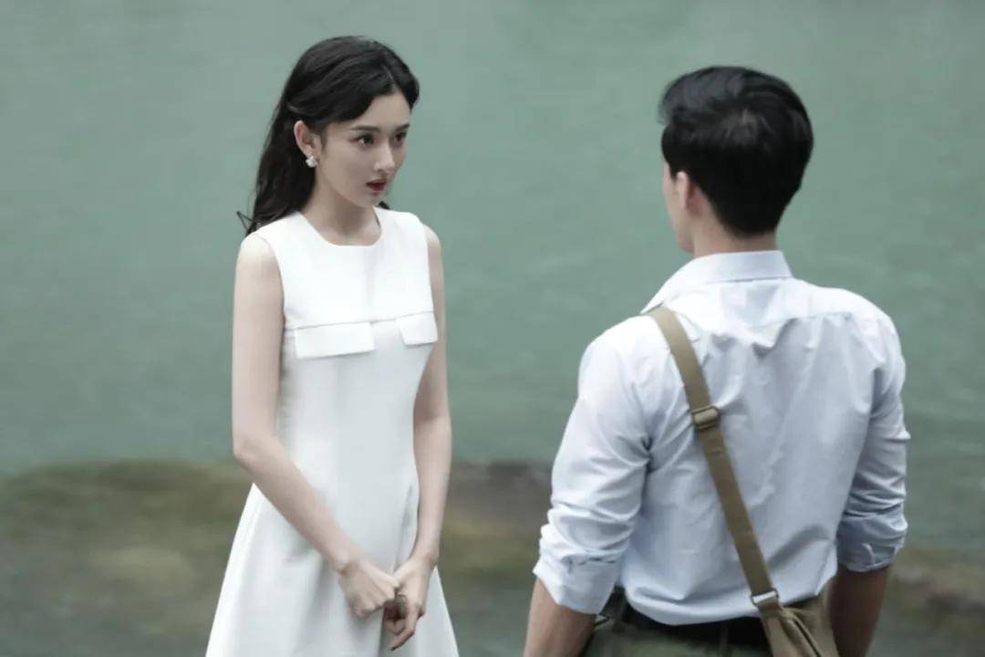 白女士|被称内娱95花颜霸的她，靠港风造型再次惊艳网友：太绝了！