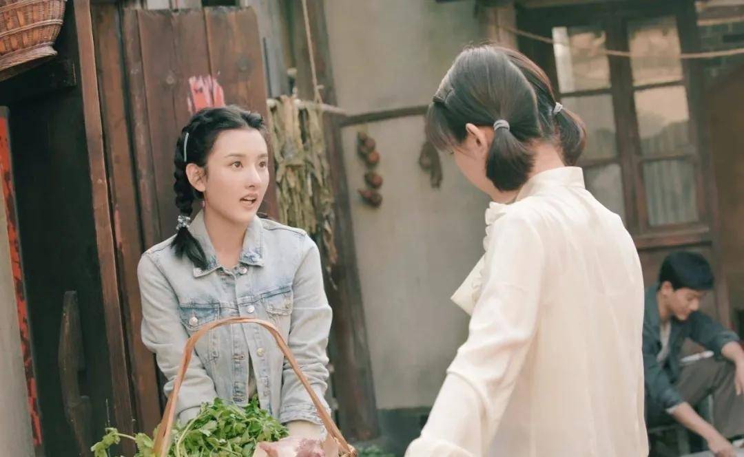 白女士|被称内娱95花颜霸的她，靠港风造型再次惊艳网友：太绝了！