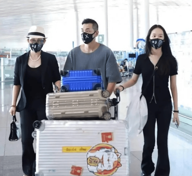 喇叭裤|赵文卓女儿真会长,遗传爸爸的大长腿,穿紧身装身材不输超模