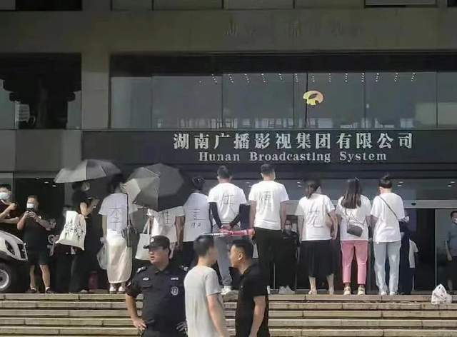 李维嘉代言《快乐方程式》跑路 加盟商到办公大楼维权(图1)
