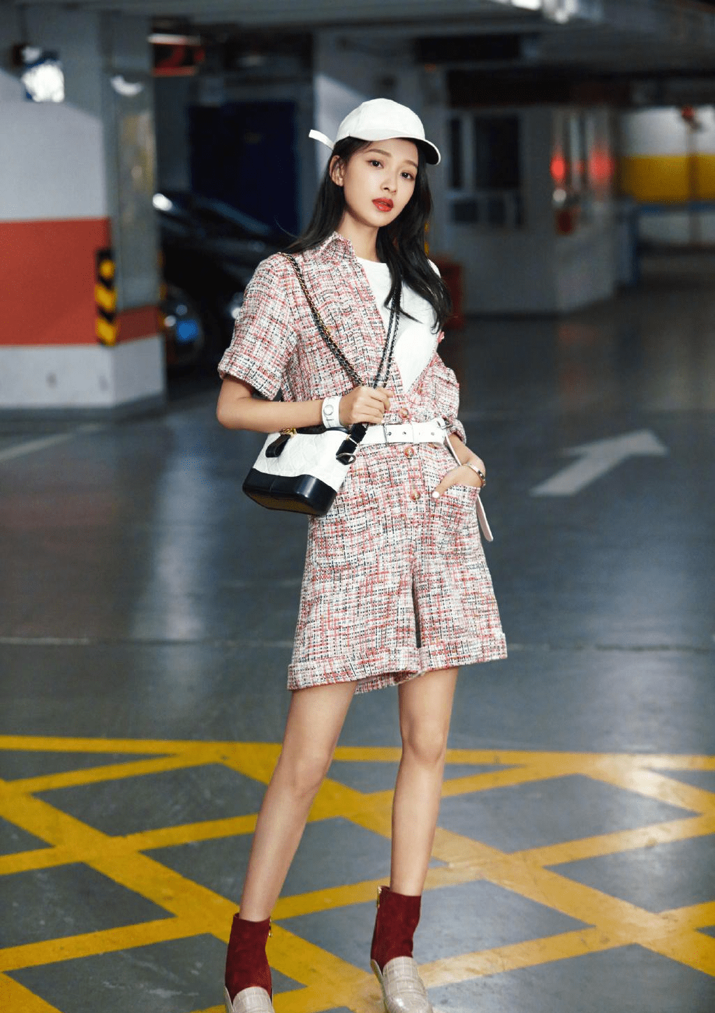 脸蛋|孙怡的腿快和胳膊一样细,婴儿肥的脸蛋,不仅减龄还挺可爱