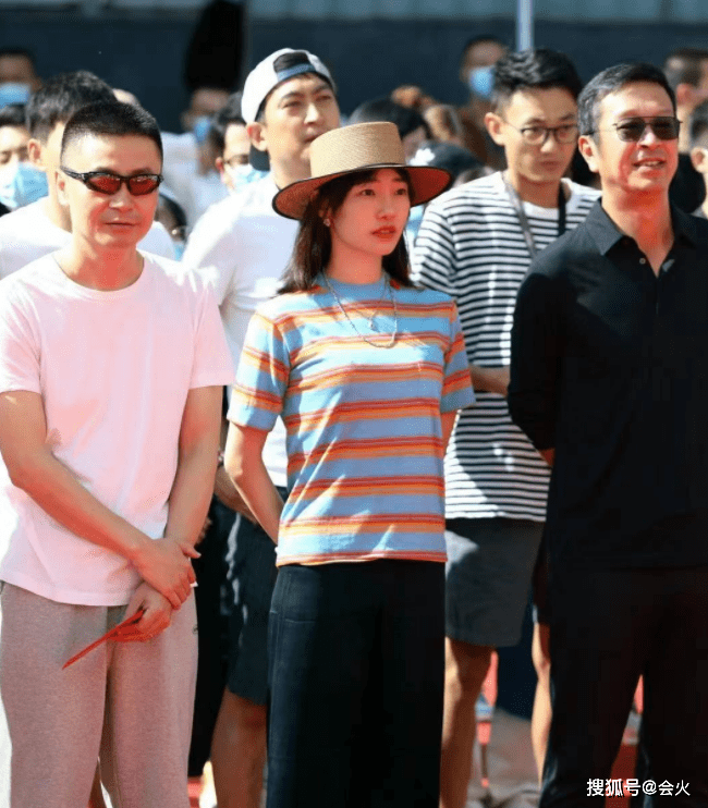 男子|白百何与男子吃饭被拍！裹外套手拿保温杯，一旁帅哥颜值高肌肉壮