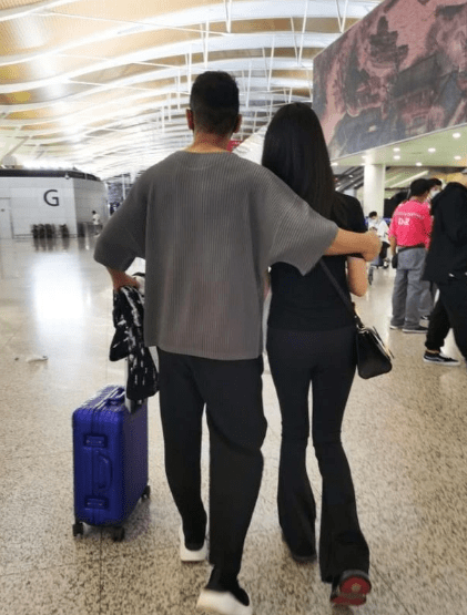 喇叭裤|赵文卓女儿真会长,遗传爸爸的大长腿,穿紧身装身材不输超模