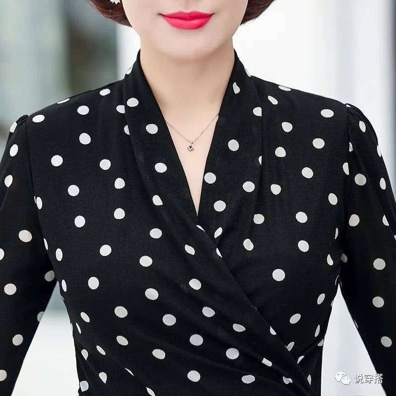设计|婆婆52了贼会打扮，穿这：花T恤，配阔腿裤，比90后小姑还嫩