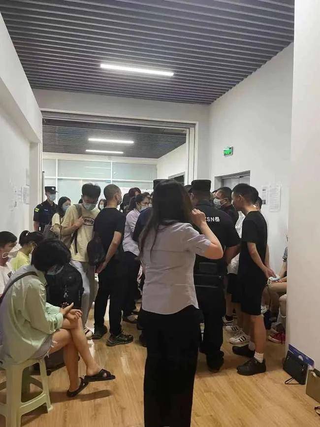 奇瑞suv排名 近千名中国留学生签证无故延期 签证中心门口被堵 刺挠信息科技网