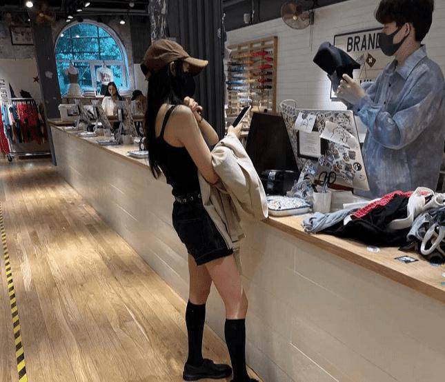 黑色|杨幂逛街买衣服，火辣身材抢镜，收银小哥有些紧张