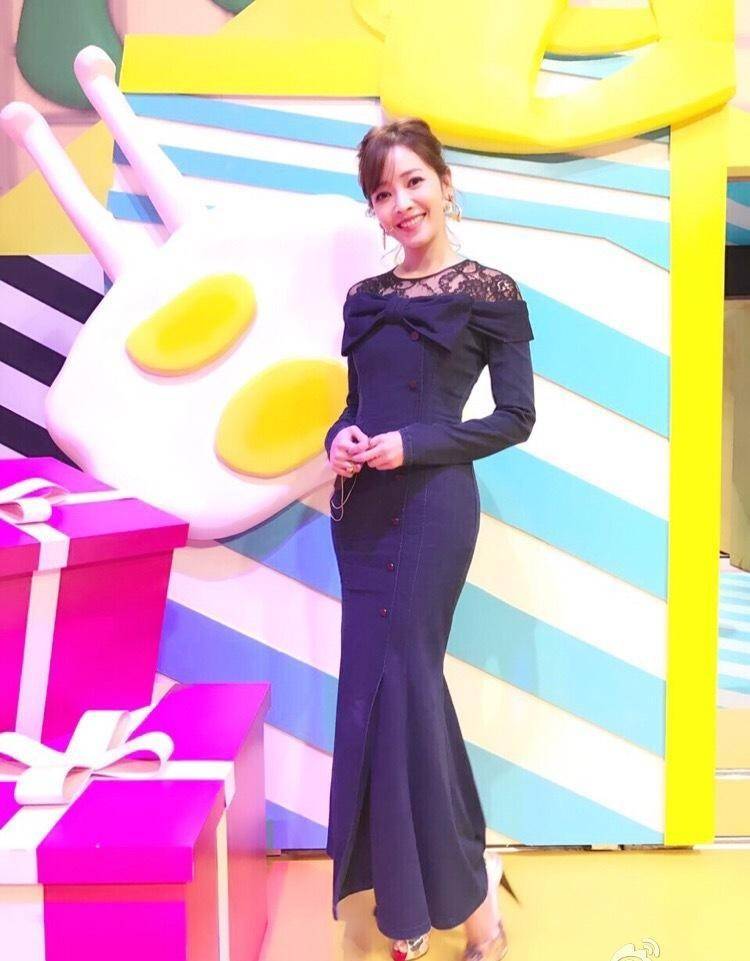 藏蓝色|周杰伦前女友侯佩岑也变了，脸上都能看见法令纹，让人心疼