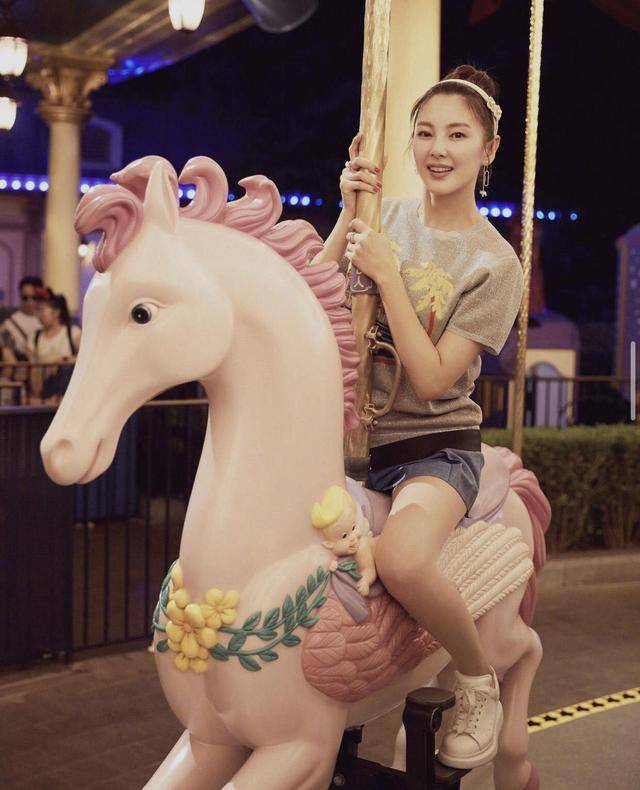 张雨绮|张雨绮去迪士尼玩，穿灰色T恤配短裤好嫩啊，说她是高中生我也信